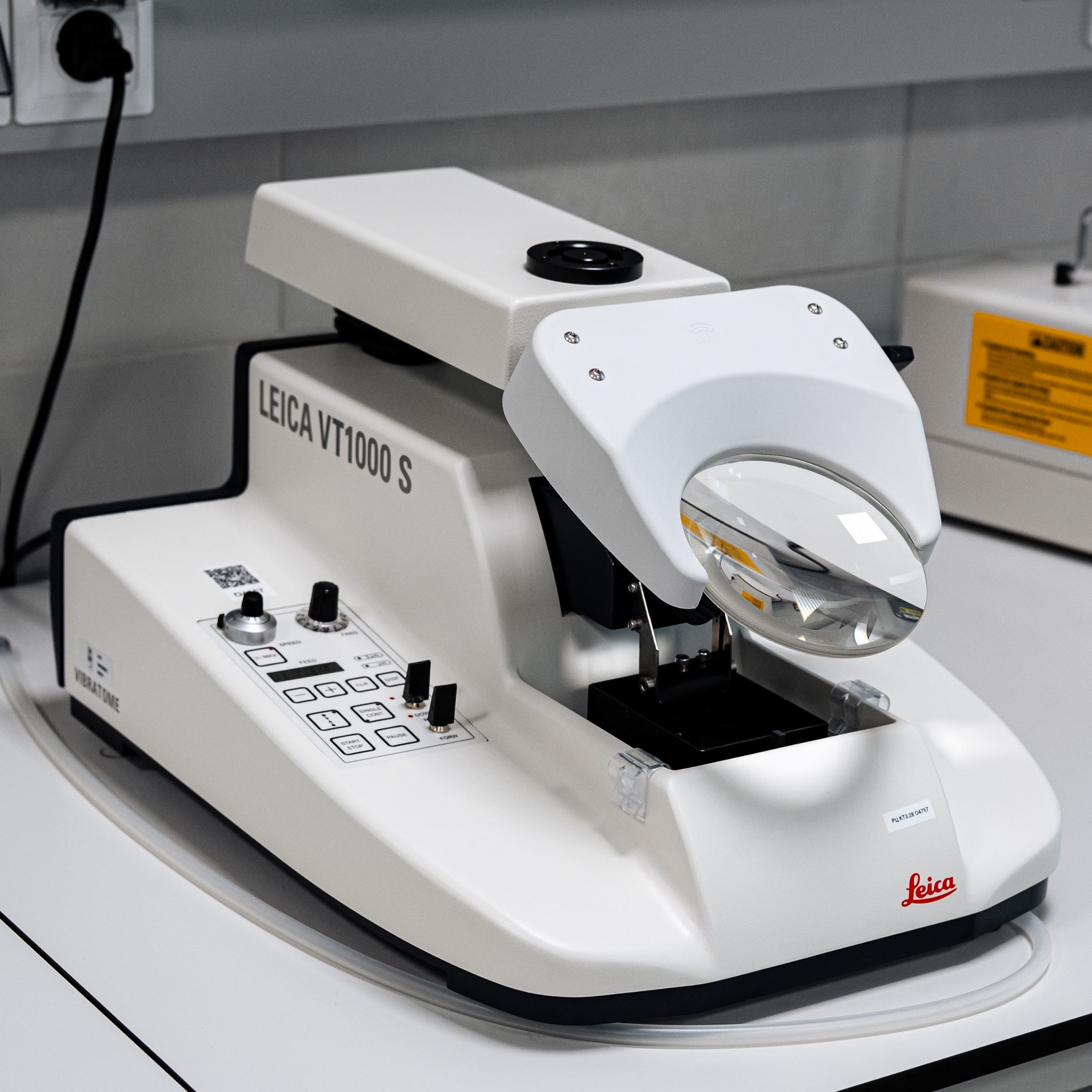 Микротом вибрационный (вибратом) VT1000 S (Leica), для изготовления срезов нефиксированных и фиксированных тканей